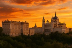 Vista al atardecer del Palacio Real y la Catedral de la Almudena en Madrid