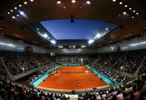 Tenista en una pista de arcilla en Madrid al atardecer contrastando con un peregrino caminando por el Camino de Santiago bajo la luz dorada del sol.