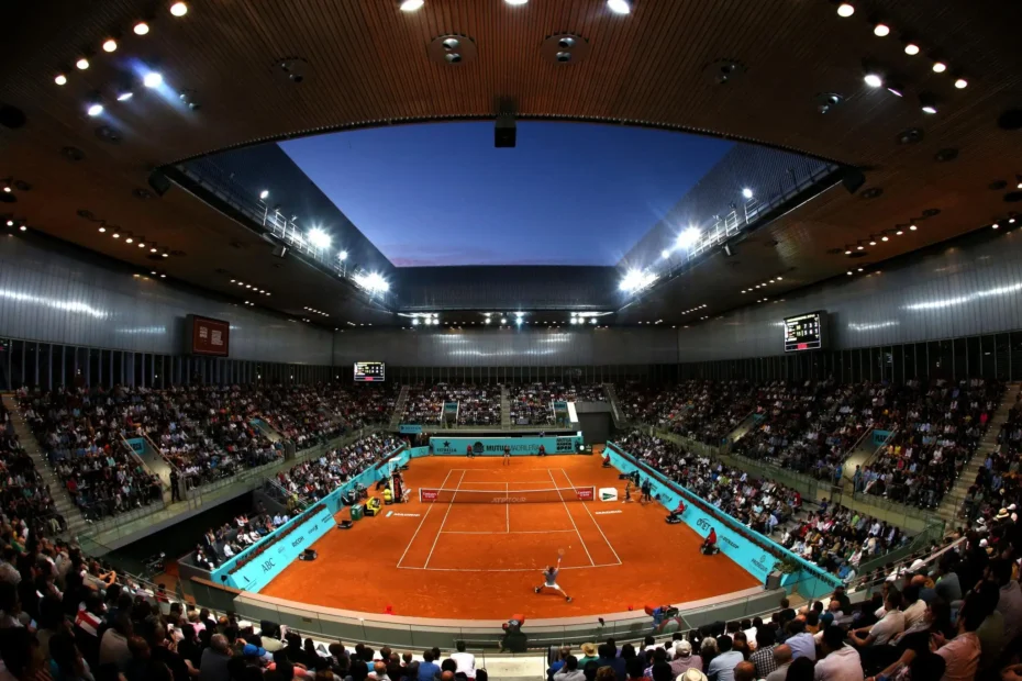 Tenista en una pista de arcilla en Madrid al atardecer contrastando con un peregrino caminando por el Camino de Santiago bajo la luz dorada del sol.