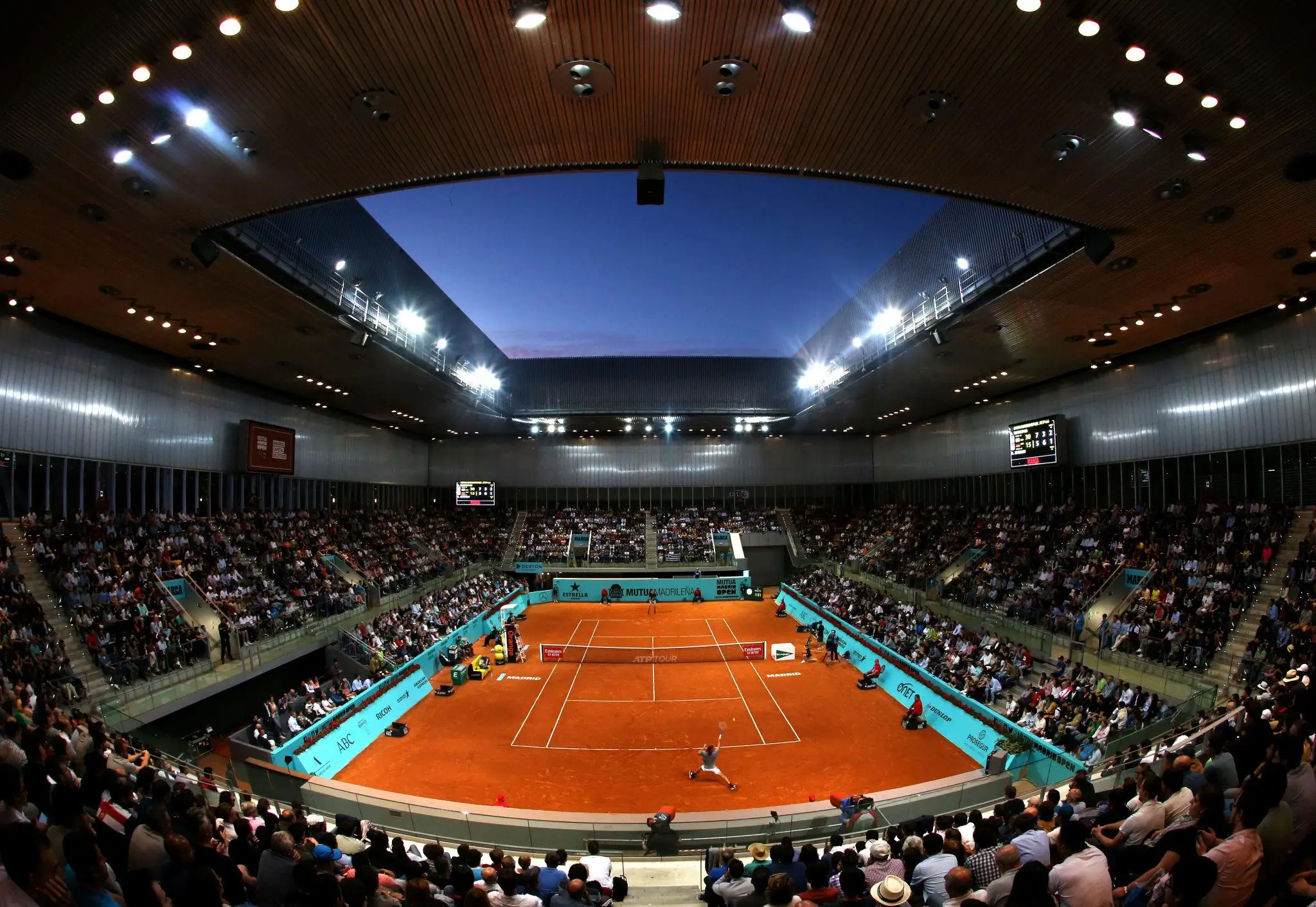 Tenista en una pista de arcilla en Madrid al atardecer contrastando con un peregrino caminando por el Camino de Santiago bajo la luz dorada del sol.