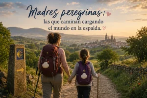 Madre e hija caminando juntas por el Camino de Santiago al atardecer, representando a las madres peregrinas y la fe familiar.